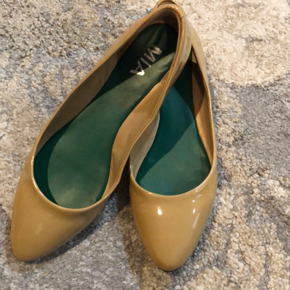 Mia nude paten leather flats
